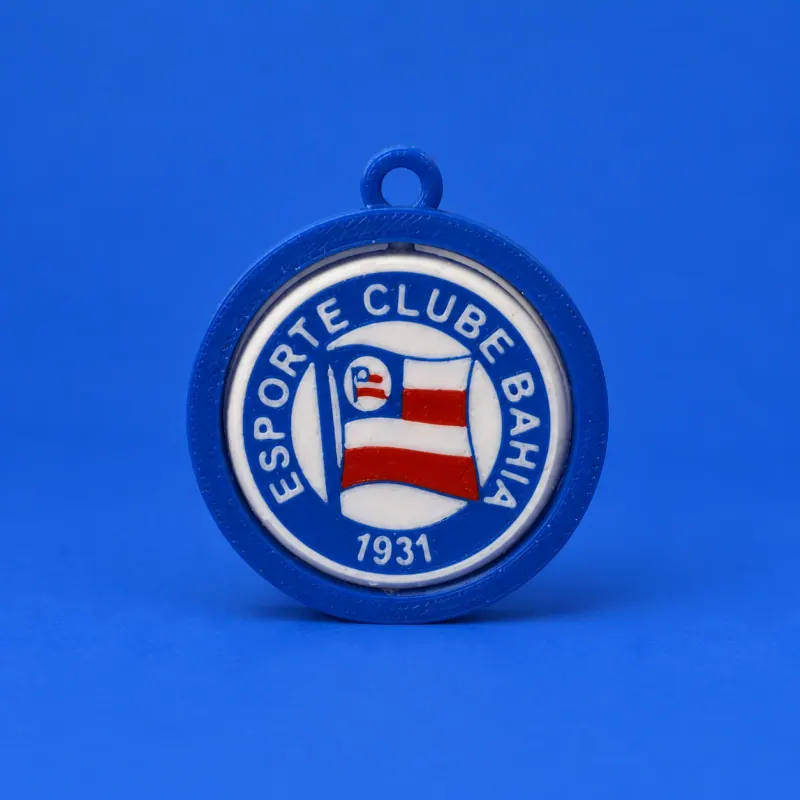 Chaveiro circular azul do Bahia com disco giratório, bandeira vermelha e branca, nome Esporte Clube Bahia e1931, elo azul integrado, apoiado sobre fundo azul