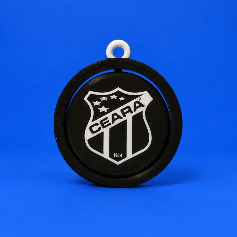 Chaveiro giratório preto e branco do Ceará, elo superior branco, escudo com cinco estrelas, nome CEARÁ e1914, apoiado sobre fundo azul