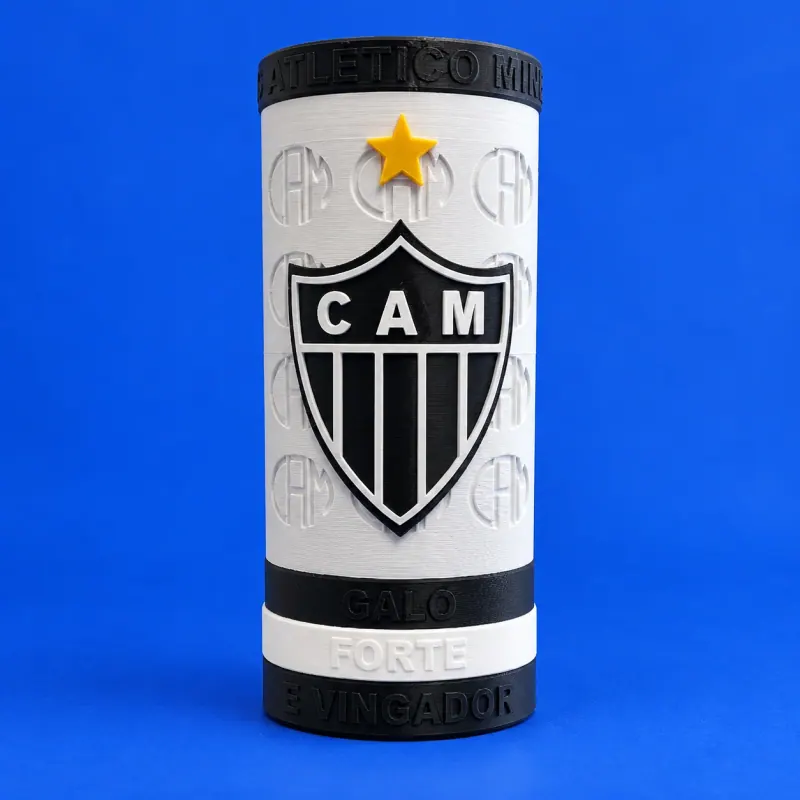 Porta-lata cilíndrico branco e preto do Atlético Mineiro, sem alça, com escudo CAM aplicado e estrela amarela, apoiado diretamente em fundo azul