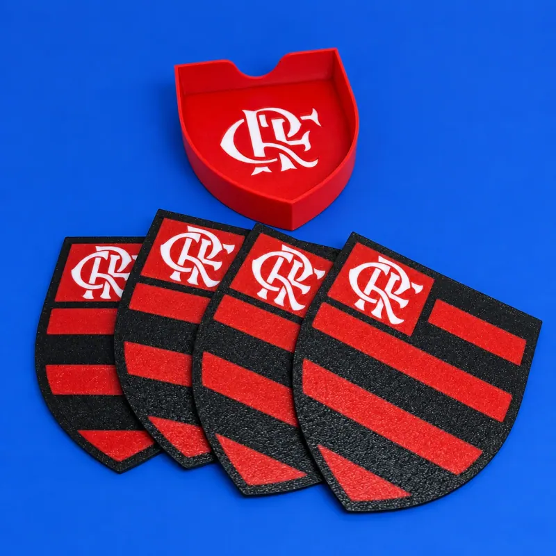 Quatro porta-copos Flamengo em leque, pretos e vermelhos, com um suporte vermelho atrás sobre fundo azul
