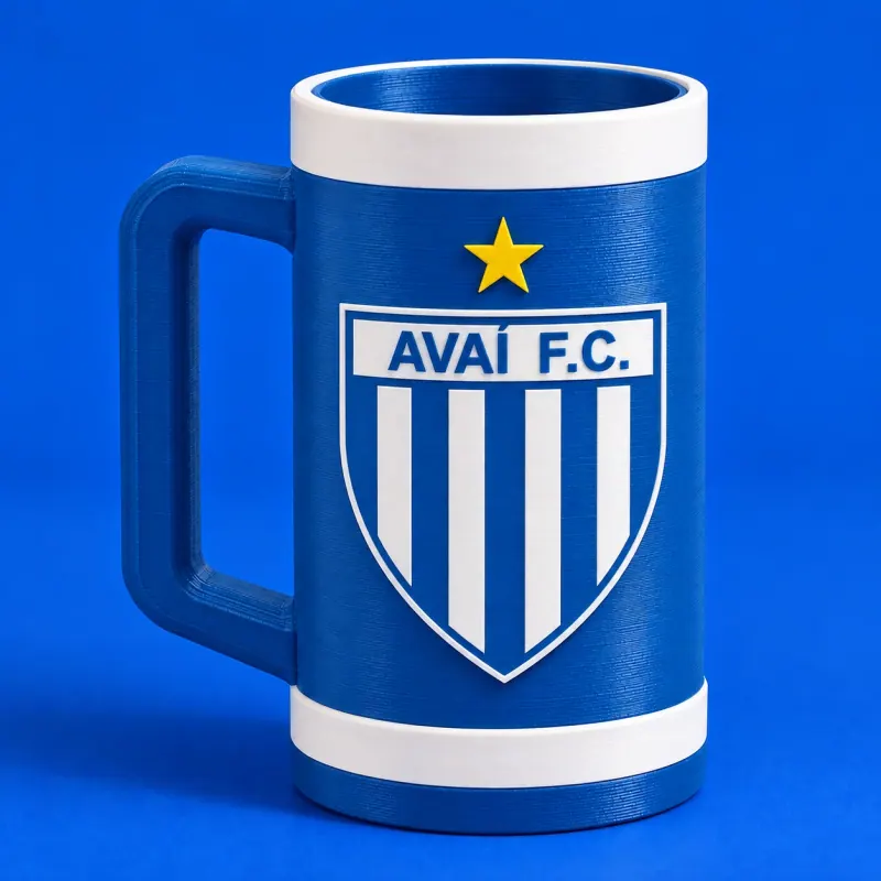 Conceito de porta-lata Avaí azul e branco com alça lateral conectada, escudo listrado em relevo e estrela amarela sobre fundo azul