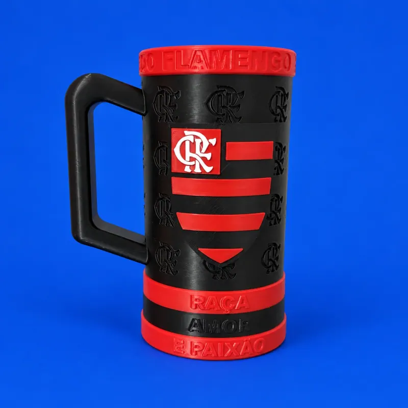 Porta-lata Flamengo preto e vermelho com alça preta à esquerda e escudo aplicado, sobre fundo azul