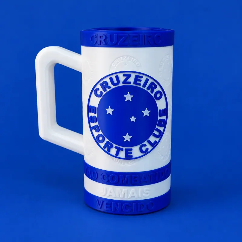 Porta-embalagem Cruzeiro branco e azul com alça branca e escudo frontal de cinco estrelas, apoiado sobre superfície azul
