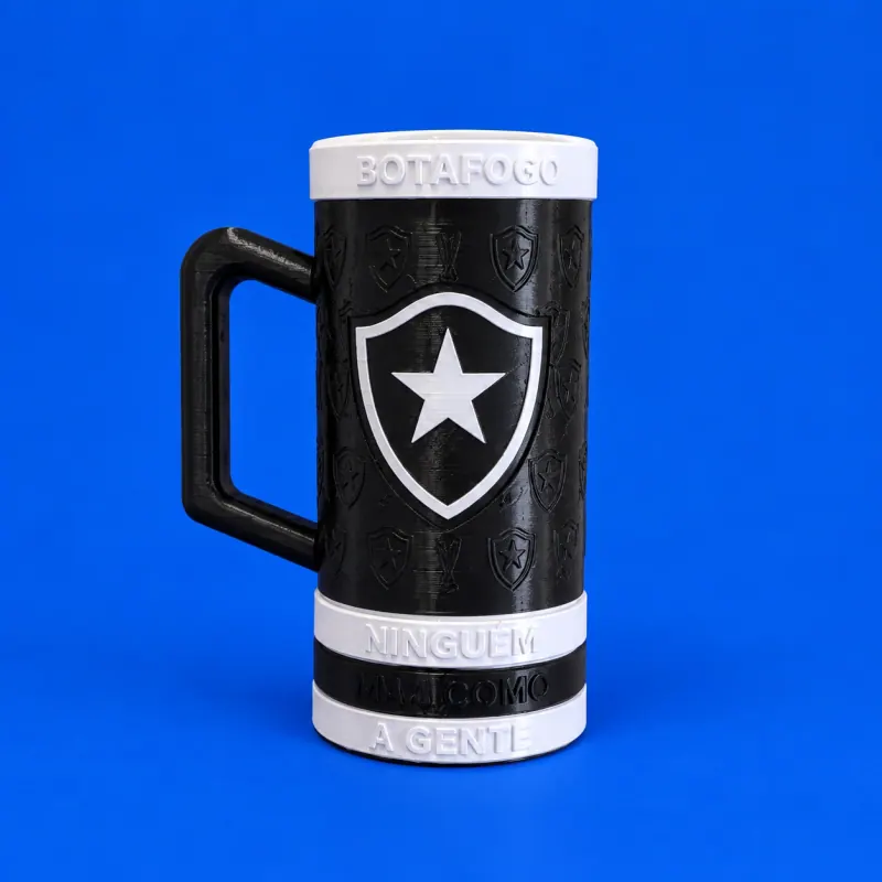Porta-embalagem Botafogo preto e branco com alça preta lateral, estrela branca em escudo e detalhes em relevo, apoiado diretamente sobre fundo azul