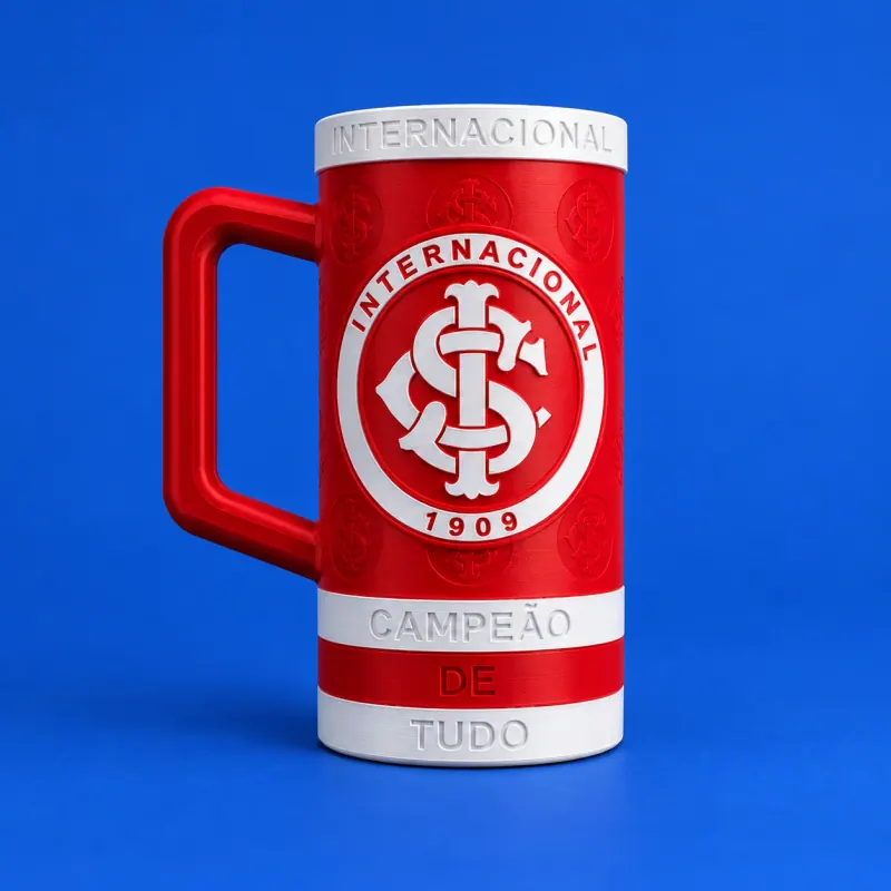 Porta-lata Internacional vermelho e branco com alça à esquerda, escudo em relevo e base apoiada no fundo azul