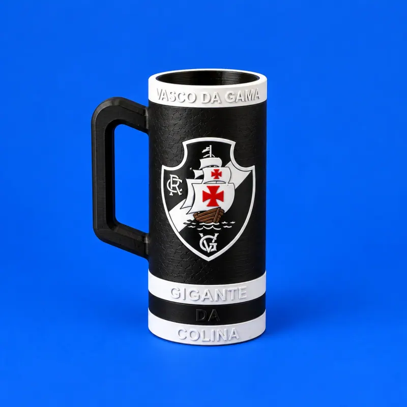 Porta-embalagem Vasco preto com alça lateral preta, faixas brancas, escudo com barco branco, cruzes vermelhas e casco marrom em relevo, apoiado sobre fundo azul