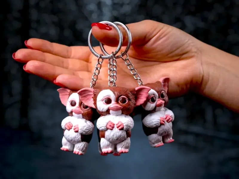 Foto original do criador: Chaveiro Gremlins · Marrom, branco, rosa e preto