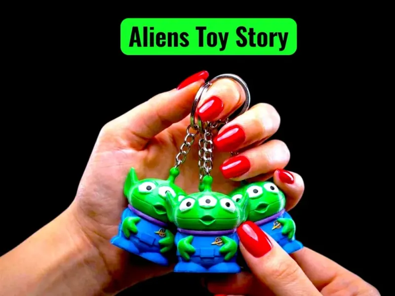 Chaveiro Alien Toy Story · Com gola roxa e emblema