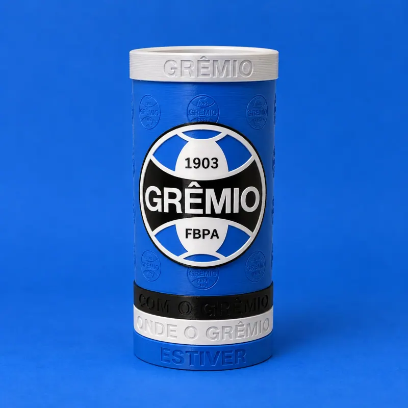 Porta-lata Grêmio azul, preto e branco sem alça, escudo frontal em relevo e base apoiada sobre fundo azul
