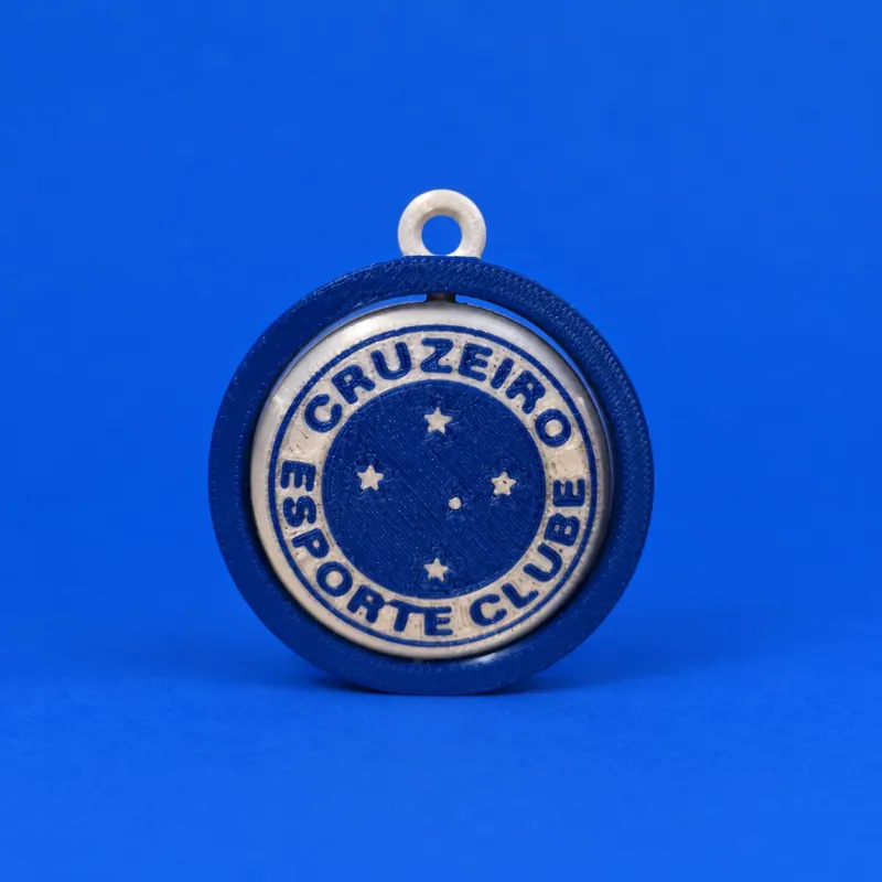 Chaveiro circular azul e branco do Cruzeiro, com disco giratório, nome do clube e estrelas em relevo, elo branco impresso e fundo azul