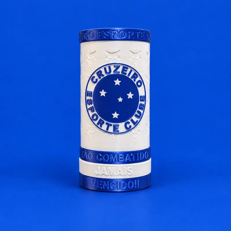 Porta-lata Cruzeiro branco com faixas azuis, raposas e escudo de cinco estrelas em relevo, sobre fundo azul